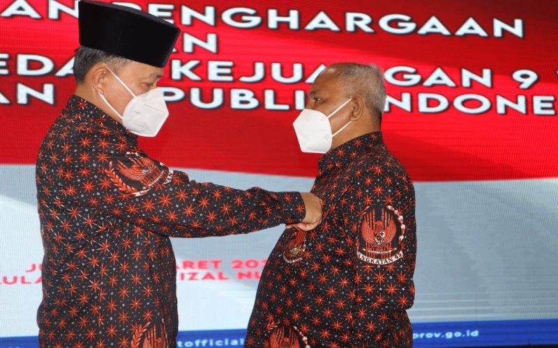 Ketua DHD 45 Sumut Mayjen TNI (Purn) M Hasyim menyematkan Lencana Kejuangan 9 Windu Kemerdekaan Republik Indonesia (RI) kepada Ir Zulfikar Tanjung