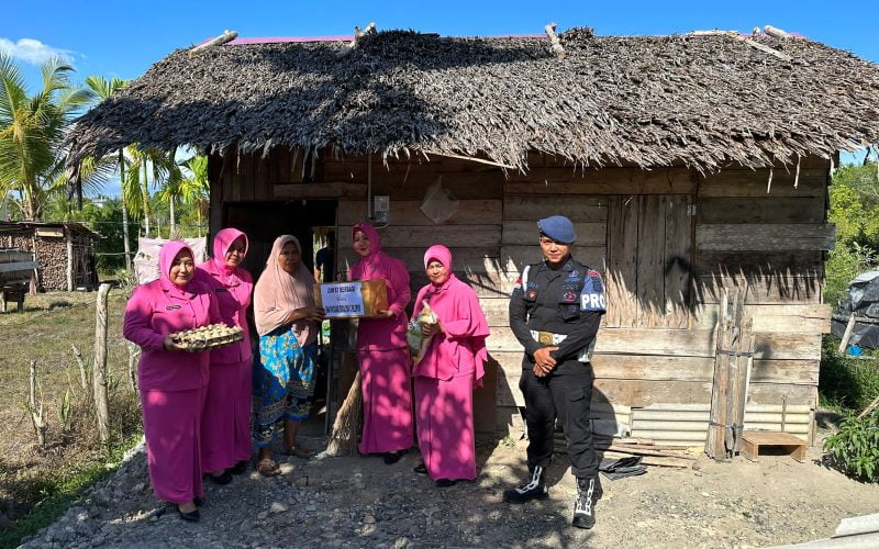 Bhayangkari Ranting Batalyon C Pelopor Berbagi Sembako ke Warga Kurang Mampu