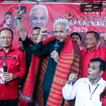 Bakal calon presiden dari PDI Perjuangan Ganjar Pranowo (tengah) didampingi sejumlah relawan menyampaikan pidato saat peresmian rumah pemenangan Ganjar Pranowo Sumatera Utara di Medan, Sumatera Utara, Minggu (11/6/2023).