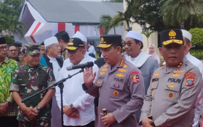 Kapolri Jenderal Pol. Listyo Sigit Prabowo (dua kanan) saat menyampaikan konferensi pers usai meresmikan Rumah Sakit Bhayangkara TK II Medan dan Mapolres Tapanuli Selatan di Medan, Sumatera Utara, Rabu (5/7/2023). (ANTARA/Munawar Mandailing)