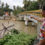 Salah seorang warga menunjukkan tembok penahan di ujung jembatan Sungai Idano Saua yang berada di ruas jalan nasional Gunungsitoli-Telukdalam Km. 101,75 ambruk akibat dihantam banjir.