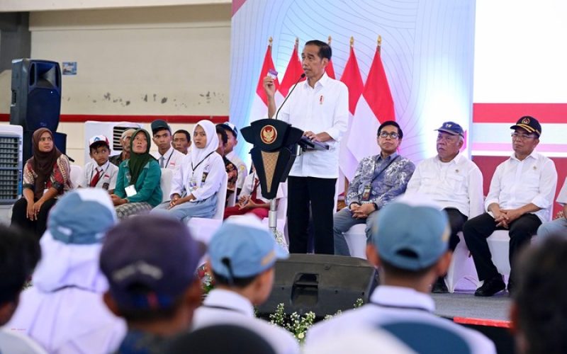 Jokowi menyerahkan bantuan PIP 2024. Foto: Dok Setneg RI