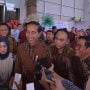 Presiden Jokowi didampingi Menkominfo Budi Arie Setiadi dan Seskab Pramono Anung memberikan keterangan pers usai menghadiri Puncak Peringatan HPN 2024, di Econventional Hall Ecopark Ancol, Jakarta, Selasa (20/02/2024). (Foto: Humas Setkab/Oji) Read more: https://setkab.go.id/presiden-jokowi-terbitkan-perpres-publisher-rights-untuk-jurnalisme-berkualitas/