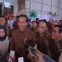 Presiden Jokowi didampingi Menkominfo Budi Arie Setiadi dan Seskab Pramono Anung memberikan keterangan pers usai menghadiri Puncak Peringatan HPN 2024, di Econventional Hall Ecopark Ancol, Jakarta, Selasa (20/02/2024). (Foto: Humas Setkab/Oji) Read more: https://setkab.go.id/presiden-jokowi-terbitkan-perpres-publisher-rights-untuk-jurnalisme-berkualitas/